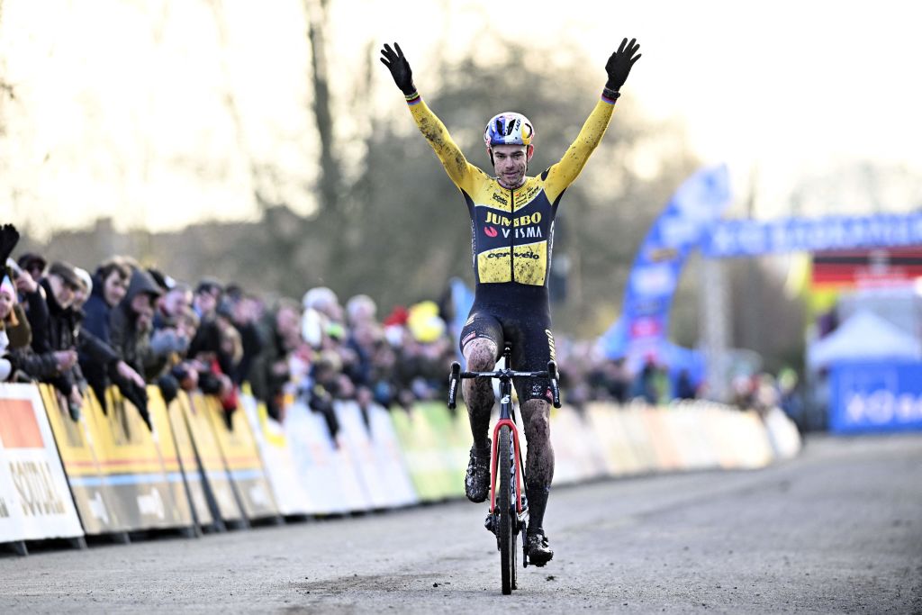 Wout van Aert domine le X2O Badkamers Trofee Flandriencross