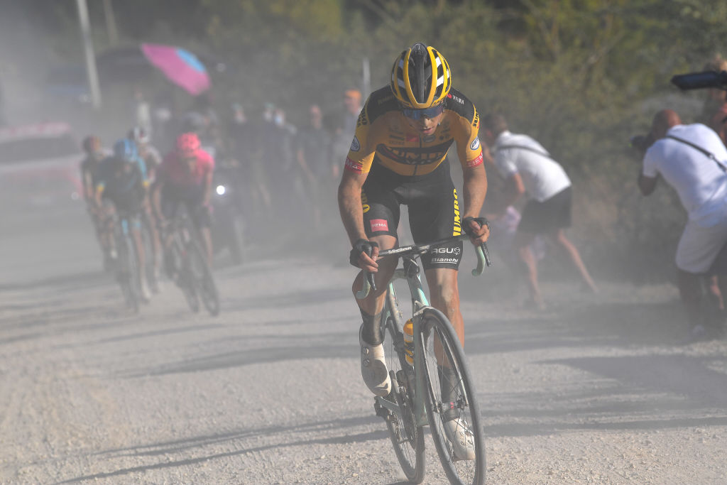 Wout van Aert quitte les Strade Bianche après que la maladie ait interrompu l'entraînement