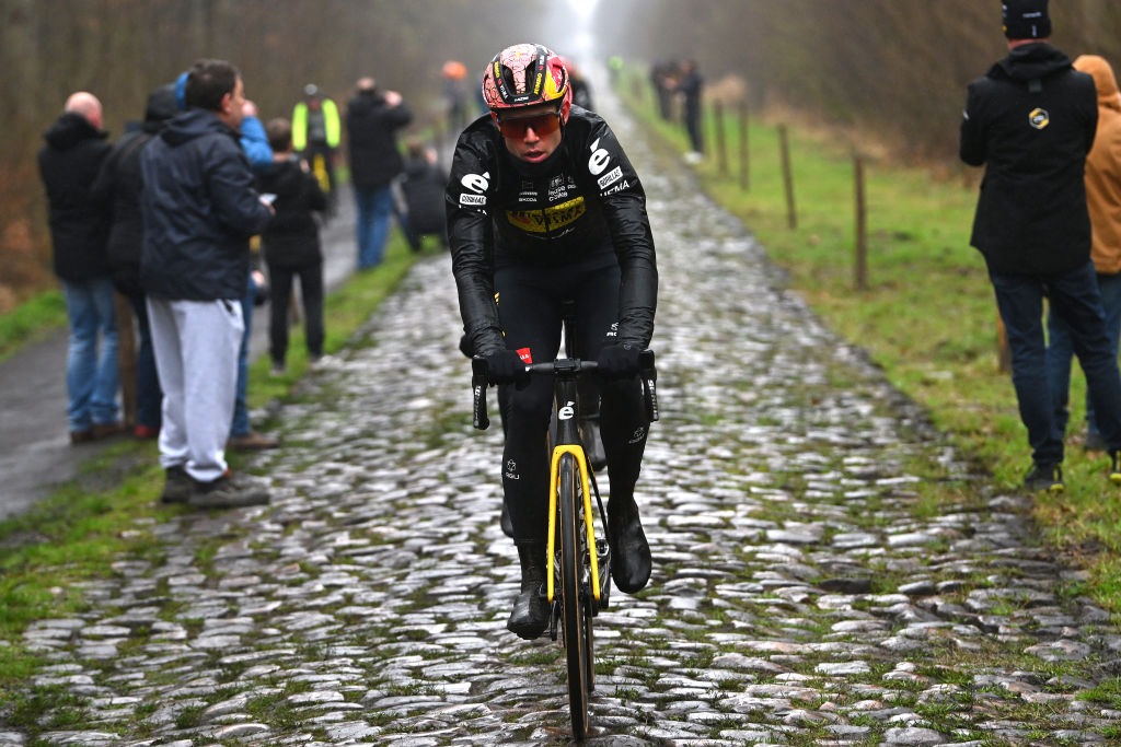 "Je pourrais être meilleur" - Wout van Aert regrette la chute des Flandres avant Paris-Roubaix