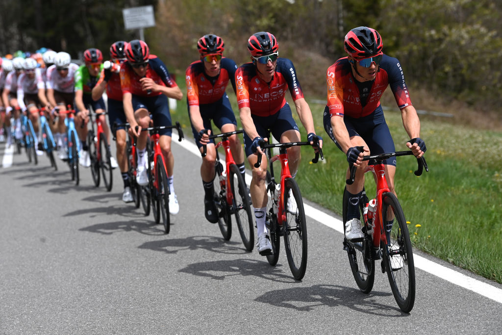 Le train de montagne Ineos Grenadiers en plein effet au Tour des Alpes