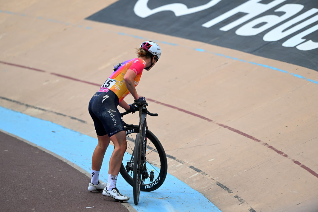 Markus dévasté après s'être écrasé hors de l'échappée gagnante au vélodrome de Paris-Roubaix