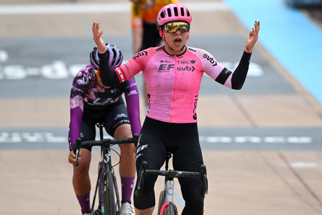Paris-Roubaix Femmes : la Canadienne Alison Jackson décroche une énorme victoire en échappée