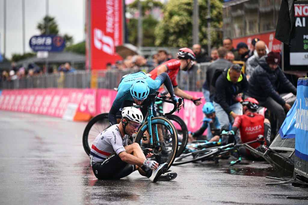 Alberto Dainese relégué pour l'accident de Mark Cavendish au sprint du Giro d'Italia