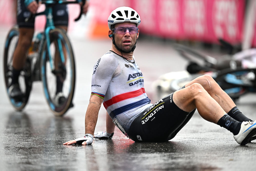 Mark Cavendish continuera à se battre pour des victoires au Giro d'Italia après une chute dramatique en fin de match
