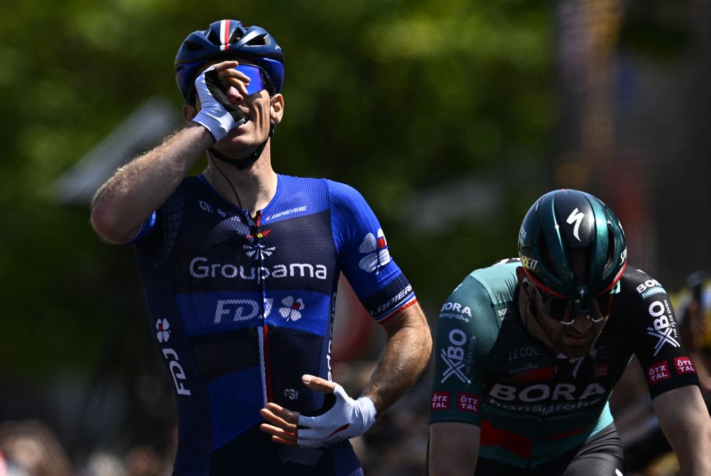 Brussels Cycling Classic : Arnaud Demare remporte le sprint avec lancer de vélo