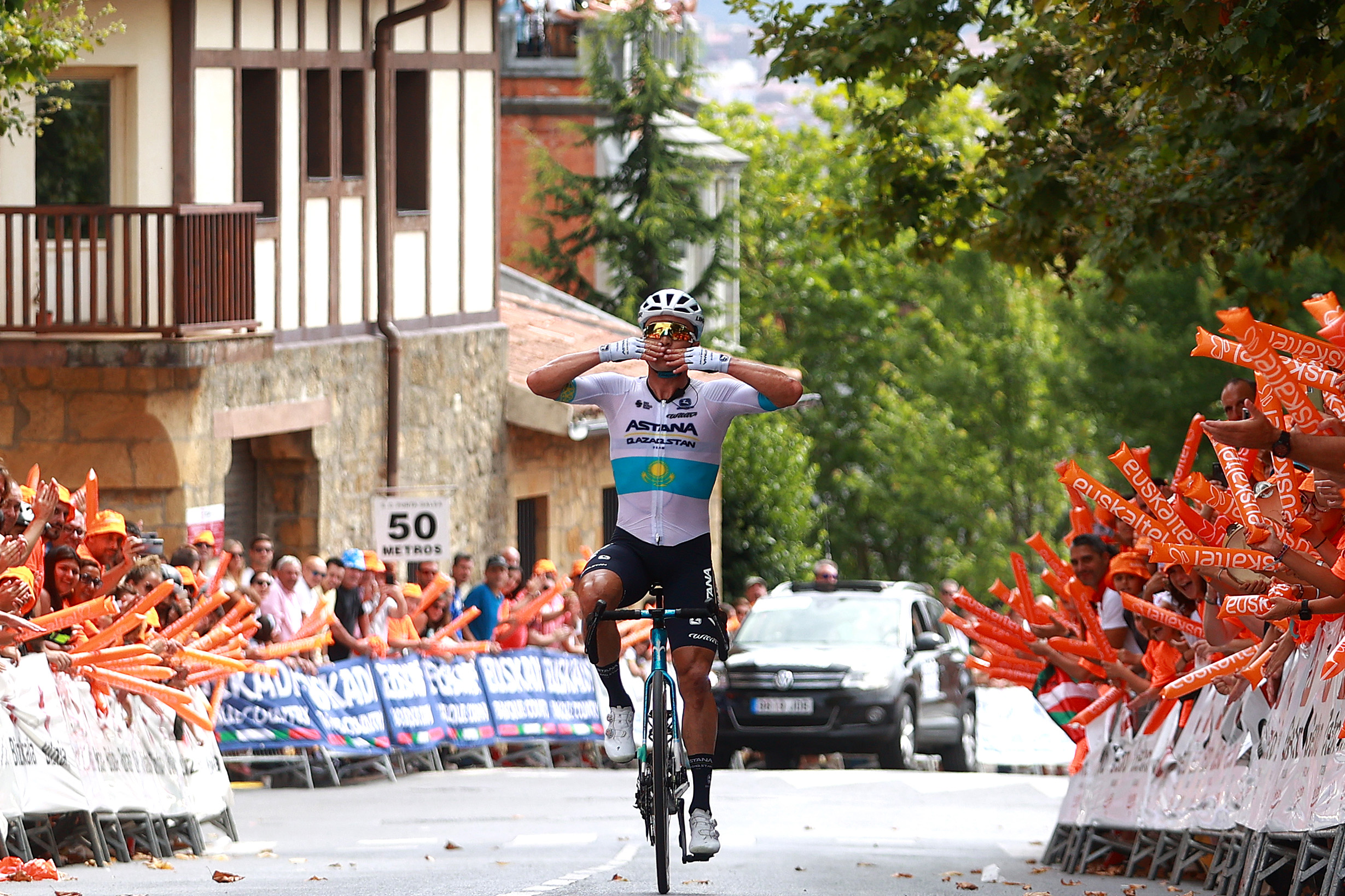 Alexey Lutsenko s'impose en solitaire sur le Circuito de Getxo