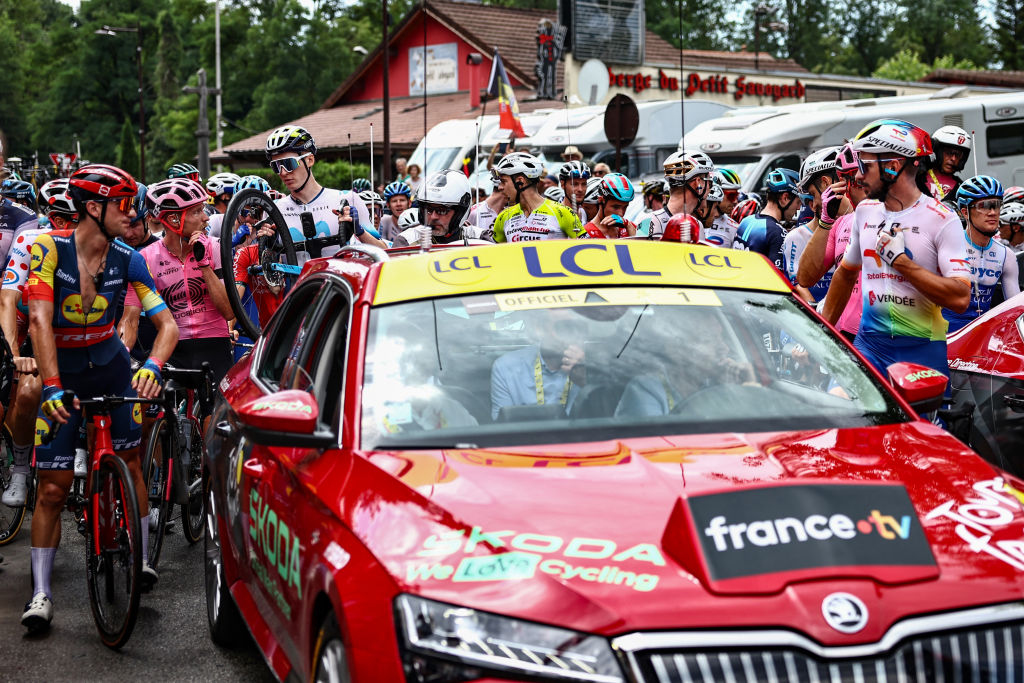L'étape 14 du Tour de France neutralisée après un accident de masse précoce