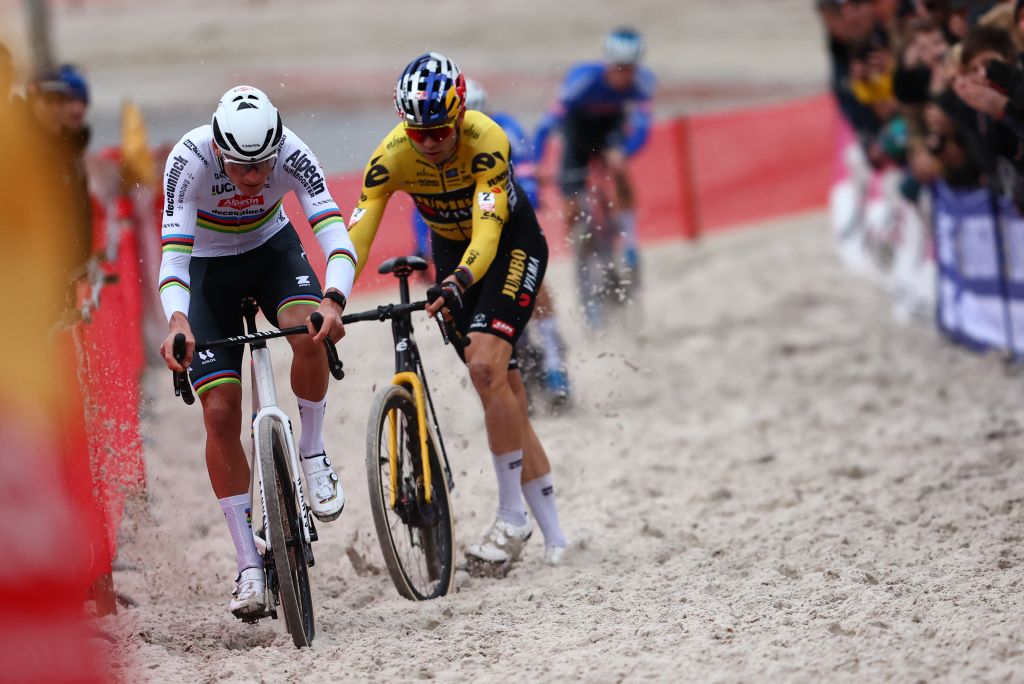 Exact Cross Mol: Mathieu van der Poel dominant lors de la première rencontre croisée avec Wout van Aert