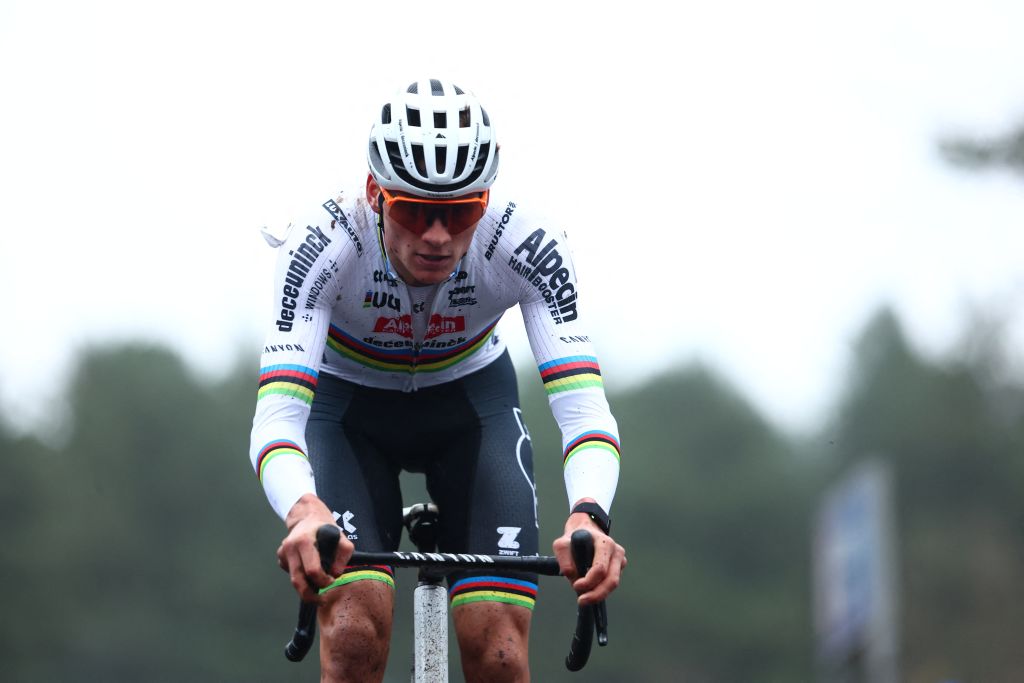 Mathieu van der Poel écrase à nouveau avec une victoire en solo à la Coupe du monde de Gavere