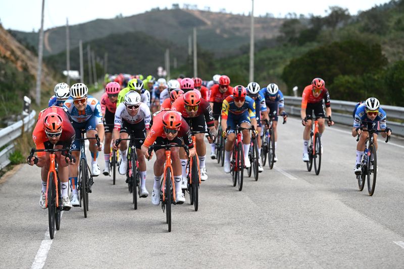 Les coureurs dépassent une vitesse époustouflante de 118 km/h dans la descente de Volta ao Algarve