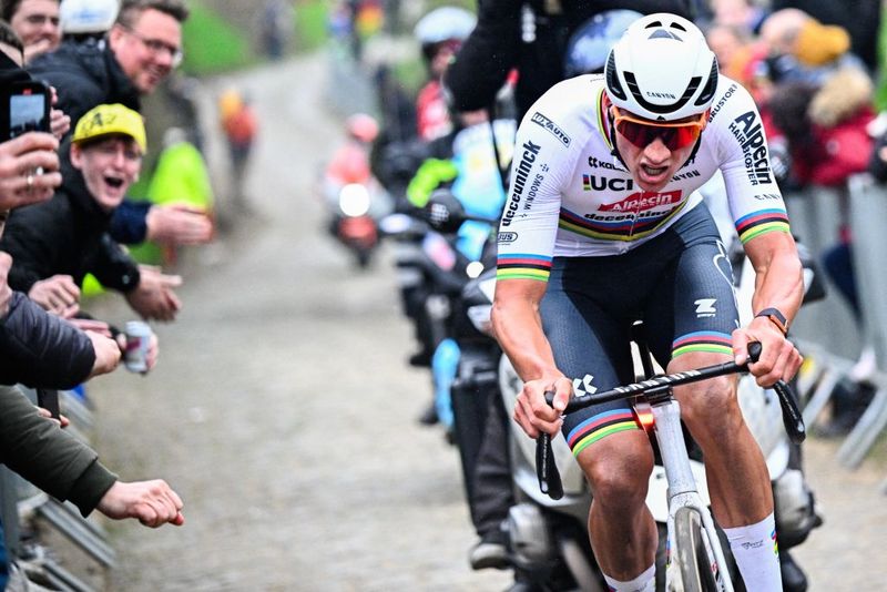 E3 Saxo Classic : Mathieu van der Poel remporte la victoire alors que Wout van Aert s'écrase