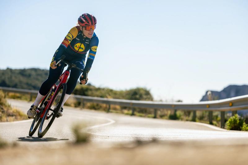 Ellen van Dijk remporte le contre-la-montre lors de la première course après son congé de maternité