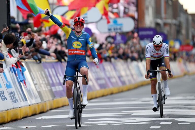 Gand-Wevelgem : Mads Pedersen devance Mathieu van der Poel au sprint en duo