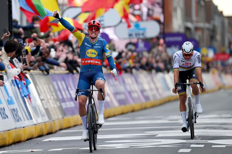 Gand-Wevelgem : Mads Pedersen devance Mathieu van der Poel au sprint en duo