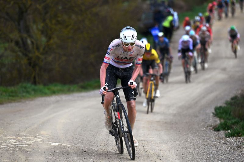 L'incroyable Tadej Pogačar remporte les Strade Bianche après une pause en solo à couper le souffle de 81 km