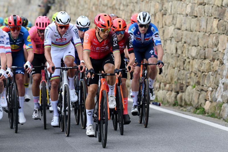 Tom Pidcock se bat à Milan-San Remo alors que la mécanique détruit les espoirs de Filippo Ganna