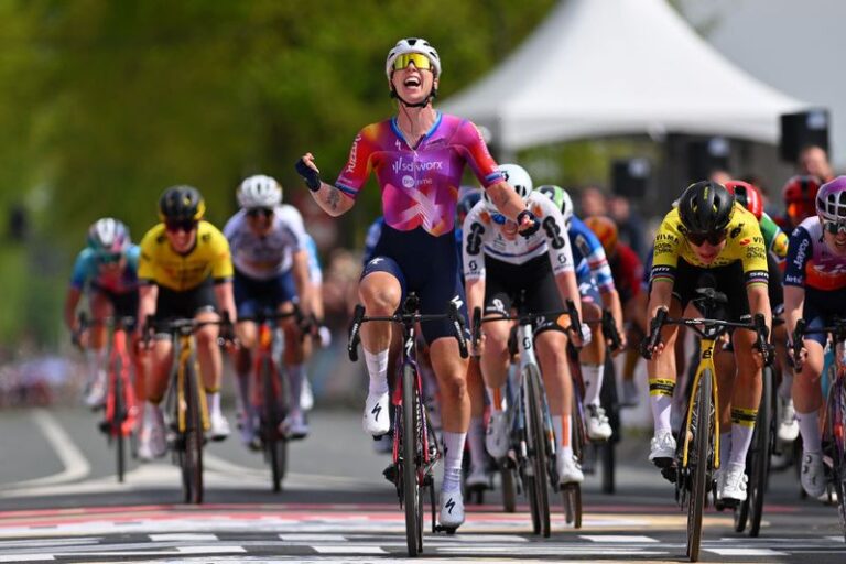 Amstel Gold Race : Marianne Vos sprinte vers la victoire alors que Wiebes célèbre trop tôt