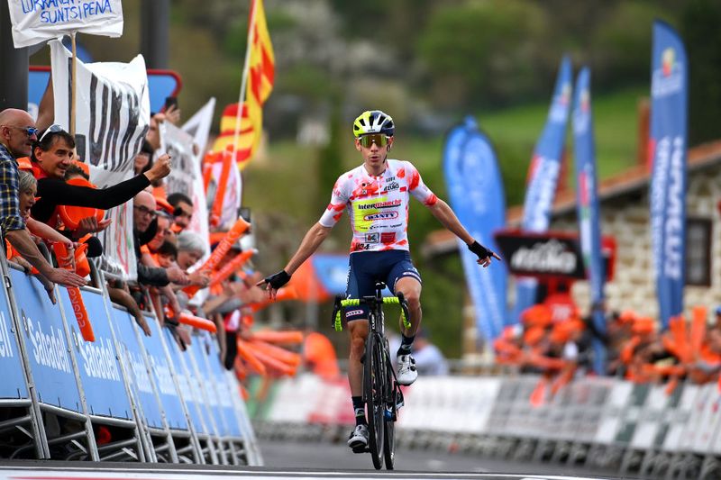 Itzulia Pays Basque étape 4 : Louis Meintjes s'impose depuis l'échappée avec un peloton neutralisé suite à une chute majeure