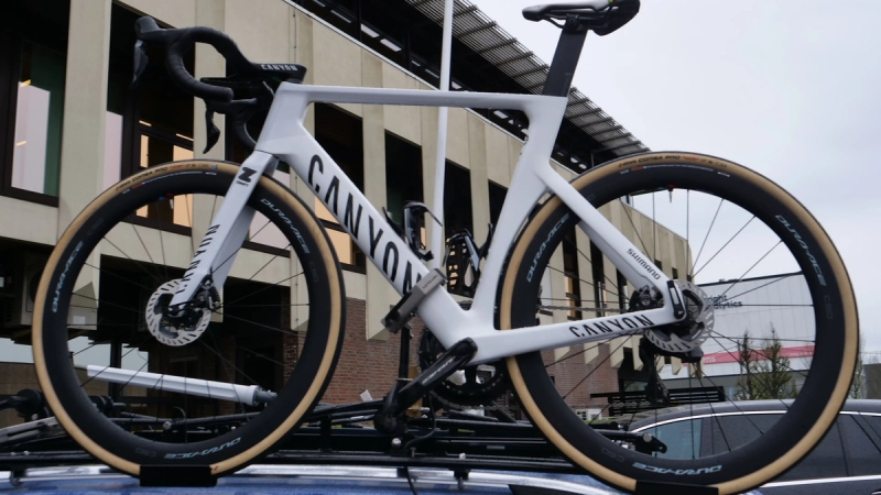 Mathieu van der Poel : "Je ne pense pas que les pavés de Paris-Roubaix soient faits pour être parcourus en vélo de route"