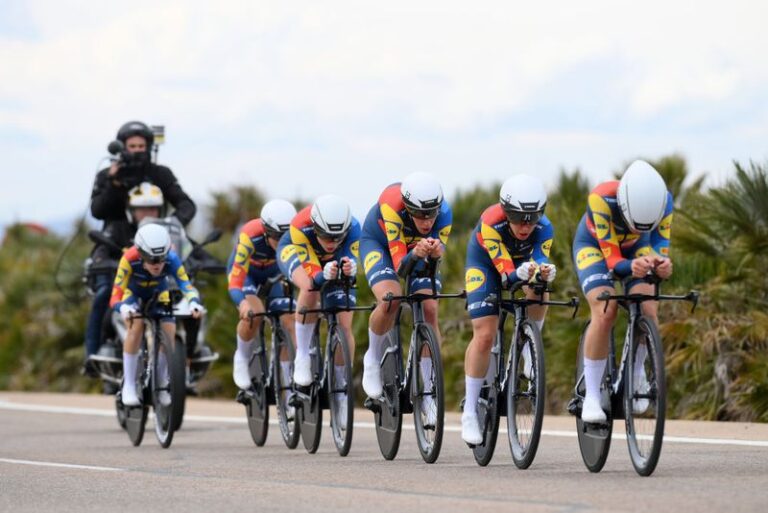 Vuelta Femenina étape 1 : Lidl-Trek triomphe dans le contre-la-montre par équipe d'ouverture malgré une chute tardive