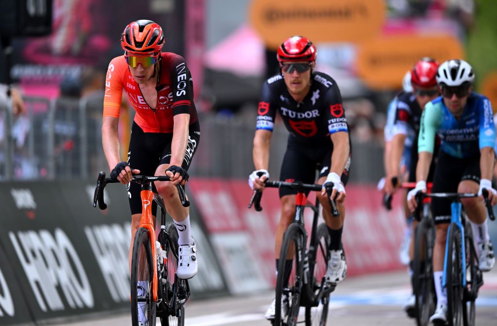 Le père de Thymen Arensman s'en prend aux Ineos Grenadiers après la déception du Giro d'Italia