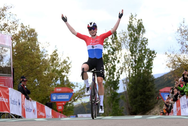 Vuelta Femenina étape 5 : Demi Vollering remporte une victoire écrasante dès son premier sommet