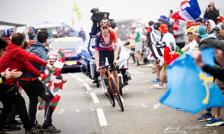 Le cyclisme ne comprend pas les drapeaux, le Tour moins